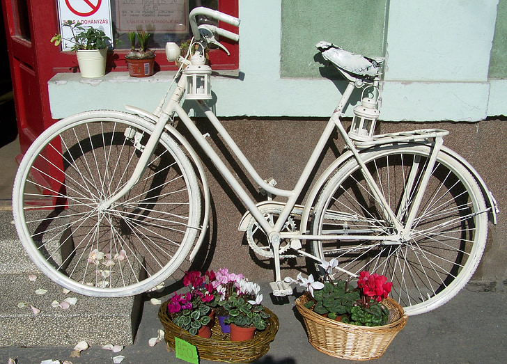 Vecchia bicicletta bianco, romanticismo, nostalgia, cesto di fiori