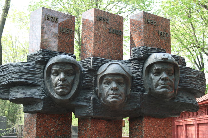 Μνημόσυνο, οι κοσμοναύτες, Μόσχα, νεκροταφείο του Νοβοντέβιτσι, σκουριά, μάρμαρο, Ήλιος