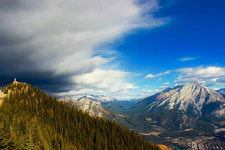 Banff, Canadá, Alberta, montañas, cielo, nubes, bosque