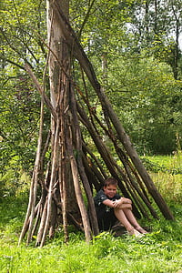 Cậu bé, túp lều, chi nhánh cây, nơi trú ẩn, cỏ, chơi