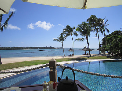 Mauritius, a reggeli, tenger, pálmafák, medence, kikapcsolódás, víz