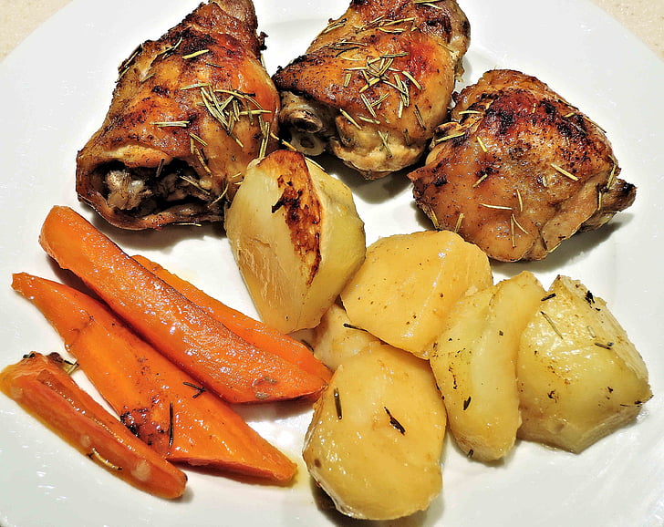 ristet kylling lår, kartofler, gulerødder, rosmarin, hvidløg, mad, gourmet