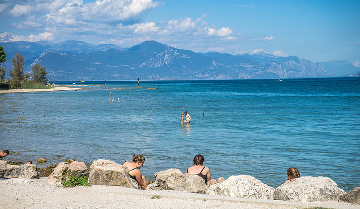 Gardsko jezero, Beach, gore, ljudje, turizem, Italija, krajine