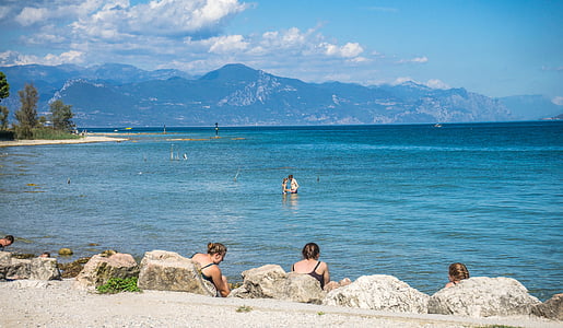 am Gardasee, Strand, Berge, Menschen, Tourismus, Italien, Landschaft