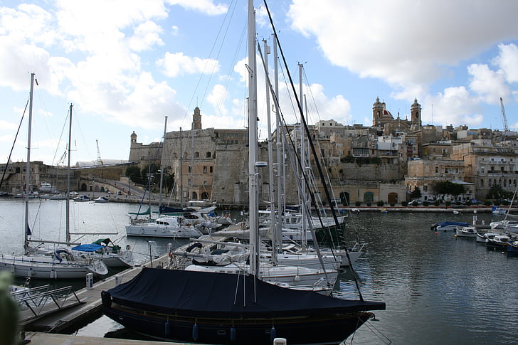 Malta, přístav, lodě, barevné