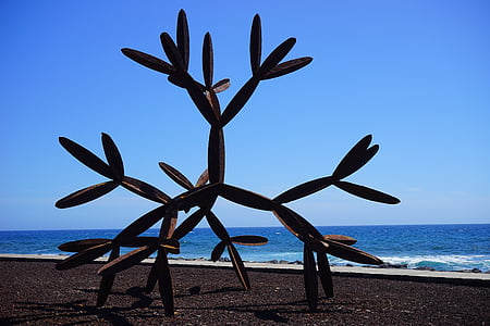 Kunst, Kunstwerk, Skulptur, Metall, Strandpromenade, Playa de Las americas, Dorf an der Küste