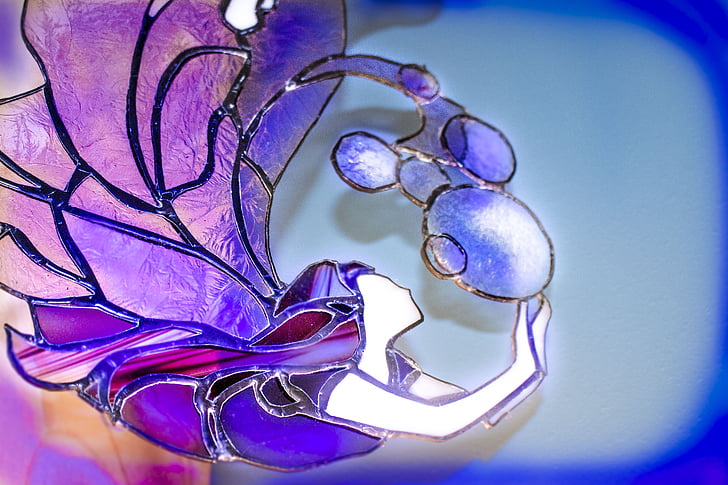 Sirena, vetro macchiato, viola, arte