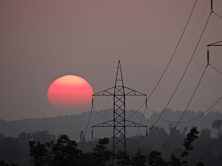 Saulėlydis, elektros stulpas, elektrinės bokštas, kalnai, Ukmerges rajonas, Karnataka, Indija