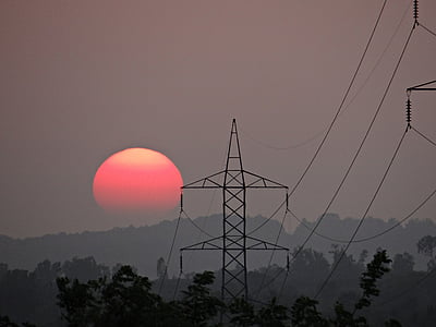 günbatımı, Elektrik pilon, Elektrik Kulesi, dağlar, Kugu, Karnataka, Hindistan