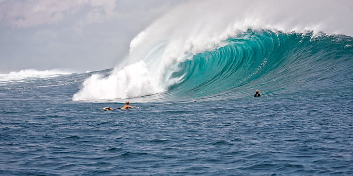 große Wellen, Surfer, macht, im Indischen Ozean, Ombak Tujuh Küste, Insel Java, Indonesien