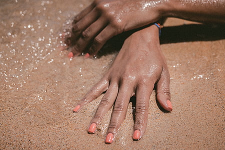 zee, water, strand, zand, zonneproducten, hand, vingers
