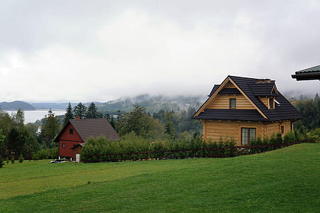 Bieszczady, Solina, montanhas, o nevoeiro, de manhã cedo, cabana, vila
