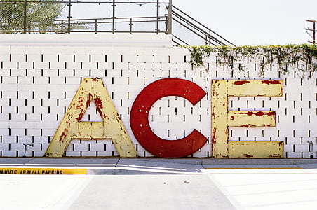 Ace, fritstående, bogstaver, hvid, beton, væg, mursten