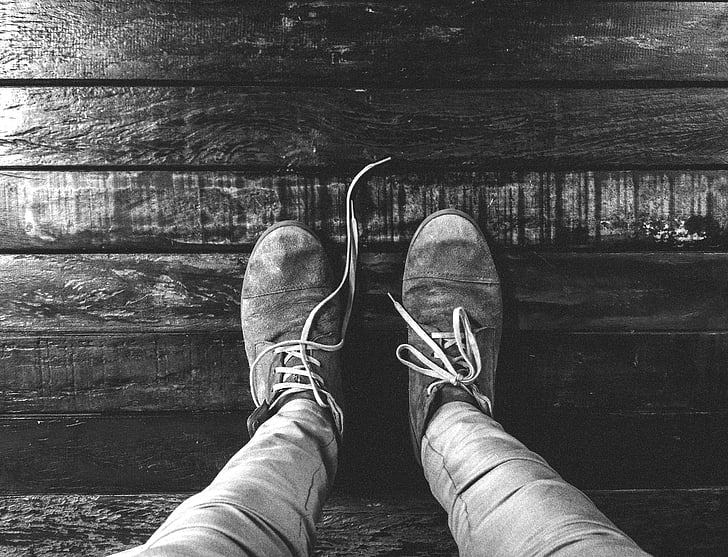 črno-belo, obutev, čevlji, lesa