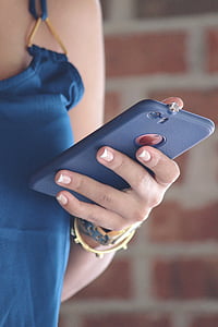 蓝色无袖, 模糊, 手镯, 墙面砖, 手机, 特写, 设备