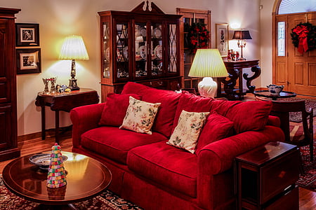 svetainė, didelis kambarys, Kalėdų laikas, Kalėdiniai papuošalai, sofos, arbatos stalas, kavos staliukas