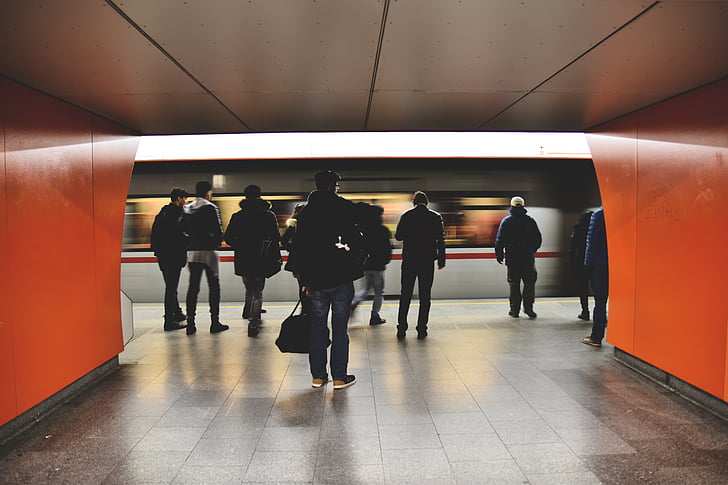 Metro, Menschen, öffentliche Verkehrsmittel, u-Bahn, u-Bahn-Plattform, u-Bahnstation, im Innenbereich