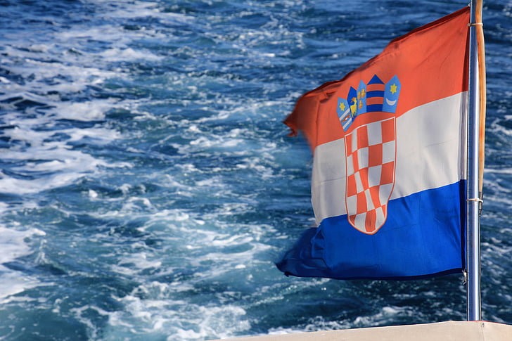 Horvātija, karogs, Horvātija karogs, vējš