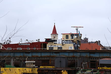 Панорама, у районі нова Одра, церковні вежі, порт, корабель