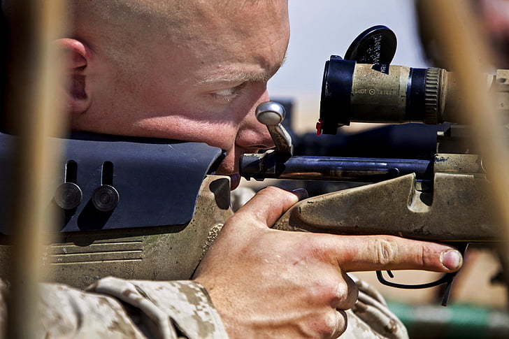 homem, arma, rifle, atirador de elite, concentração, macro, close-up