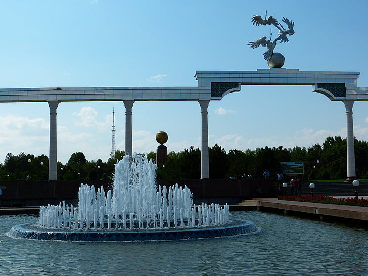 Tachkent, place de l’indépendance, monument, Jeux d’eau, Fontaine, eau, cigognes