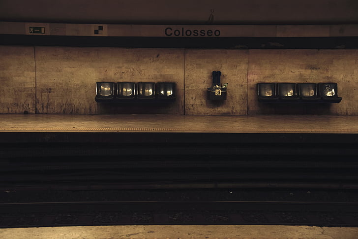 Roma, Coliseu, metrô, manhã, solidão, à espera, cadeiras