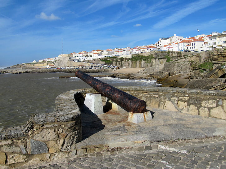 Ericeira, Bồ Đào Nha, Đài tưởng niệm, súng, bờ biển