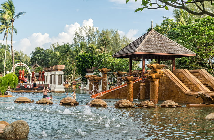 Phuket, Tailàndia, complex Marriott platja, piscina, escultures de tortuga, cel, núvols