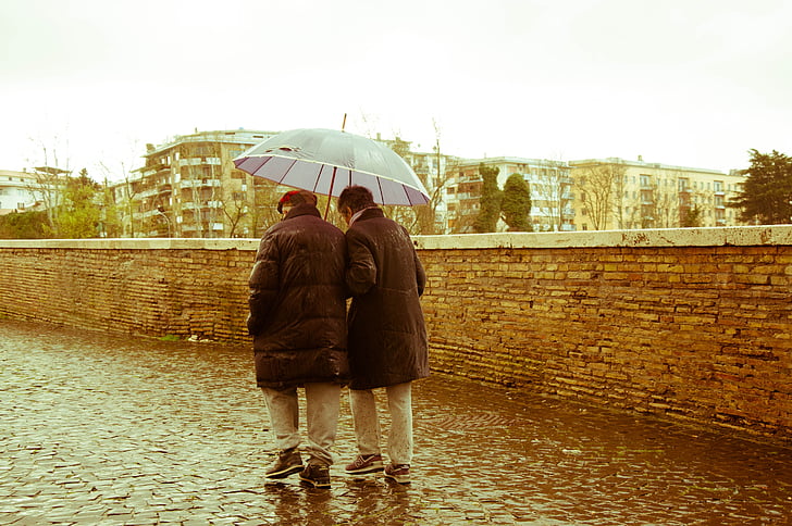 seniems žmonėms, vyresnio amžiaus žmonėms, pora, lietus, 70 metų, skėtis, žmonės