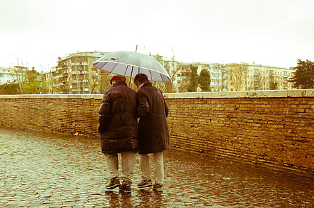 staří lidé, starší pacienti, pár, déšť, 70 let, deštník, lidé