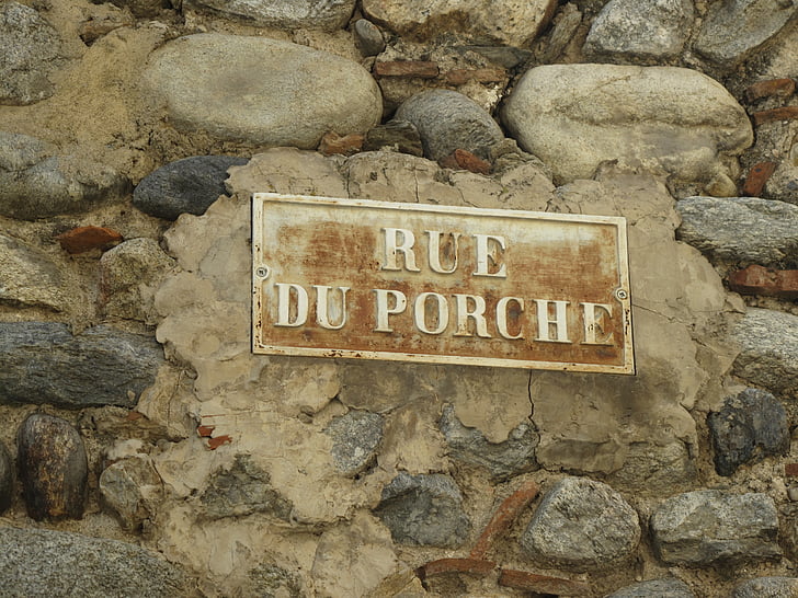 název ulice, Francie, Pyrénées, verandy, staré, vypršela platnost, kameny
