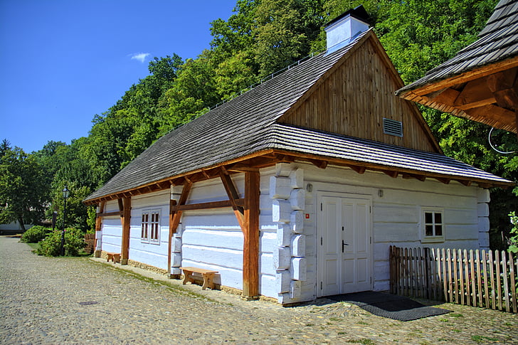 Sanok, friluftsmuseum, lantlig stuga, trä bollar, taket av den, Polen, gamla