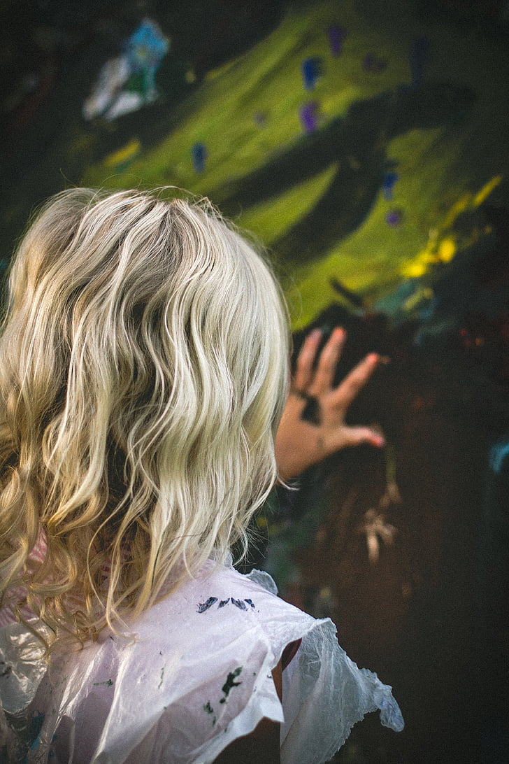 konst, blondin, barn, kvinna, finger paint, färg, målning
