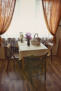 Szállás, ház, Bukovina, étkező asztal, ablak, a belső tér a