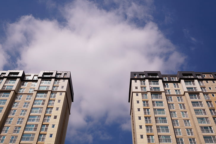 Apartmány, obloha, krajina