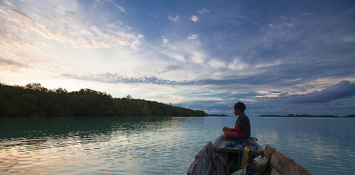 chico, barco, Islas de Widi, Crepúsculo, Isla de Halmahera, Indonesia, tropical