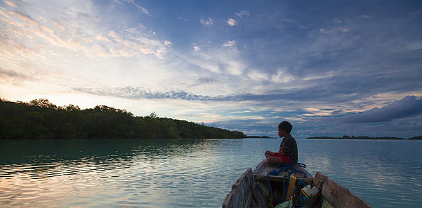 мальчик, лодка, WIDI острова, Сумерки, острове Хальмахера, Индонезия, тропический