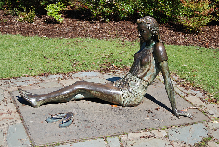 jovem, mulher, estátua, bronze, sentado, sapatos