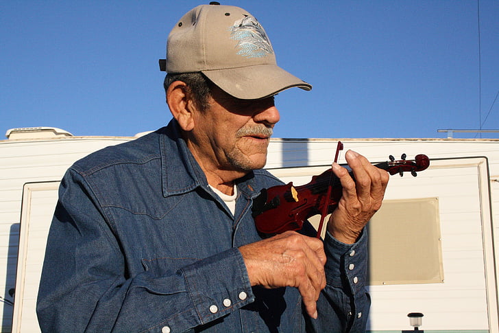 Verenigde Staten, Arizona, Quartzsite, oude man, viool, muzikant