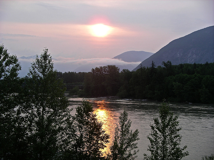 solnedgång, floden, bergen