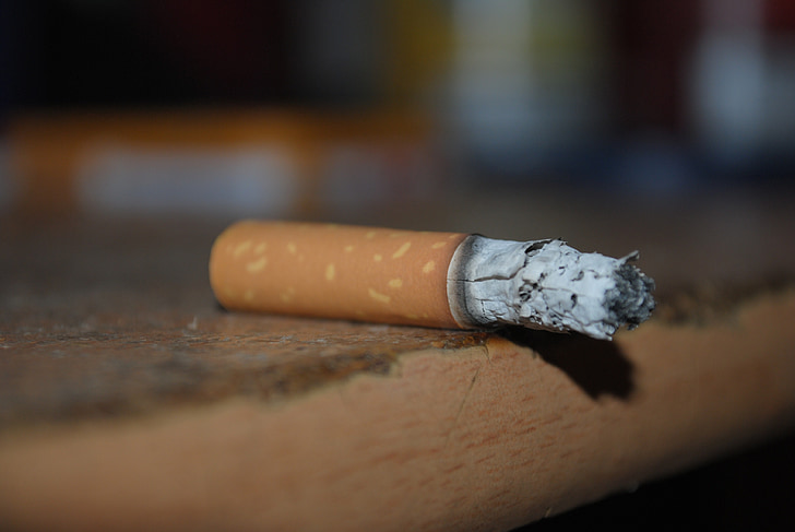 τσιγάρο, καπνιστής, τέφρα