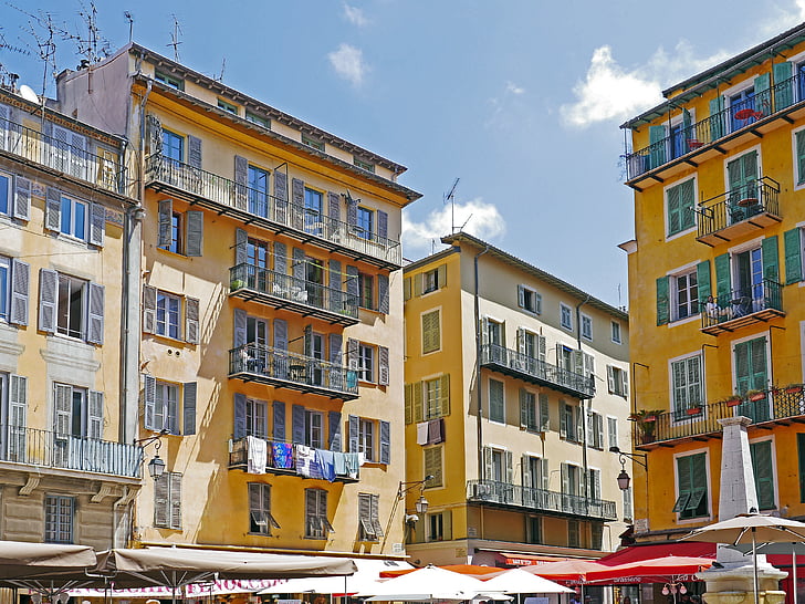 kleiner Marktplatz, Innenstadt, Altstadt, Altbau, schön, Sonnenschirme, Fassaden