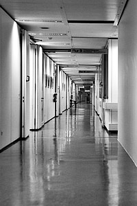 Hôpital, couloir de l’hôpital, long couloir, corridor, à l’intérieur, architecture, vide