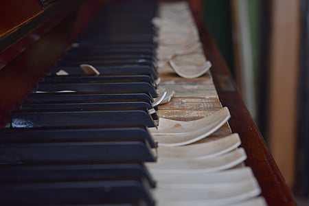 klavir, pokonci klavirja, zdrobljen, stari, starinsko