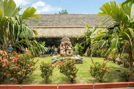 Nuva hiva, îles Marquises, jardin, statue de, fleurs, nature, architecture