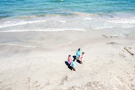 plage, océan, eau, ami (e), sable, personnes réelles, vue grand angle