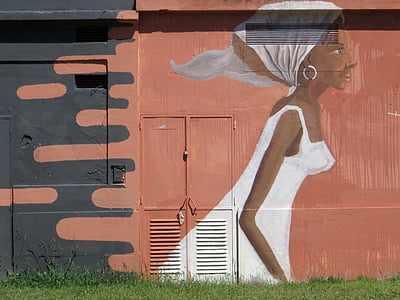 Lisbona, Alcantara, parete dei graffiti, donna, vestito bianco, arte di strada