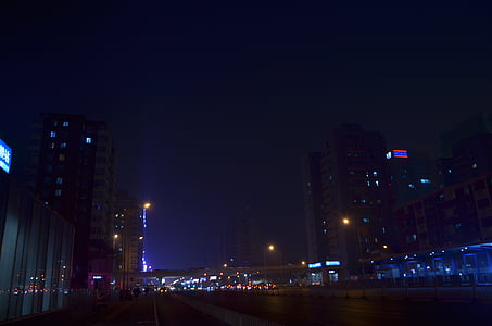 pozdě v noci, Peking, křižovatka, tlumené světlo