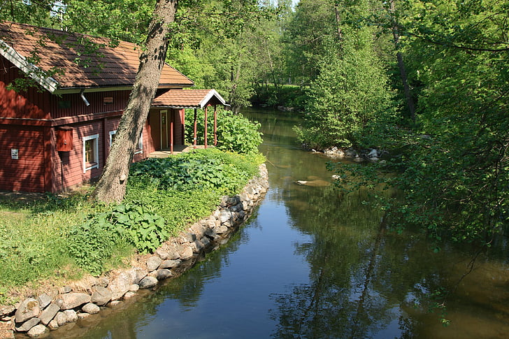 къща на река, лято, къща, река, кафява къща, зелен пейзаж, синя вода