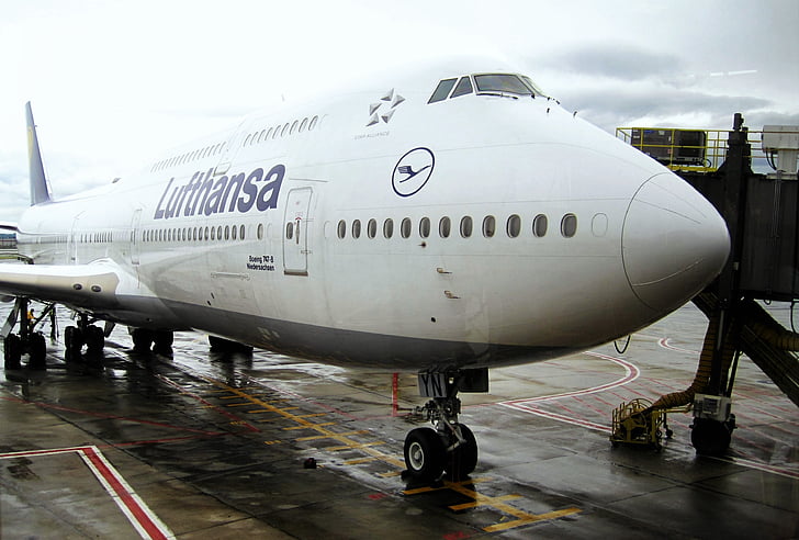 Jumbo Jet angedockt, Lufthansa 747-830niedersachsen, Boeing 747, Flugzeug, Flugreisen, fliegen, Flughafen